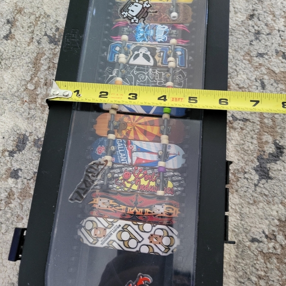 Tech Deck Oval Shaped Carrying Case with 15 fingerboard mini Skateboards - Picture 13 of 14